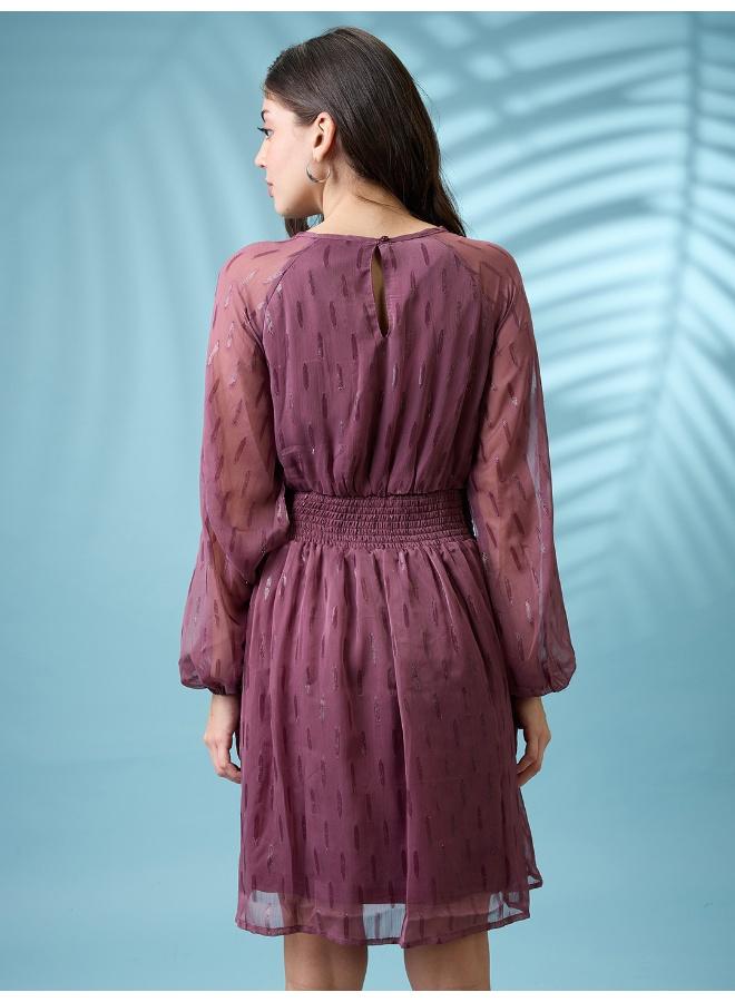 جلو باص فستان سهرة قصير نسائي من جلوبس بأكمام بيشوب وتصميم ذاتي من الجورجيت بلمعة وخصر مزموم - Image 4